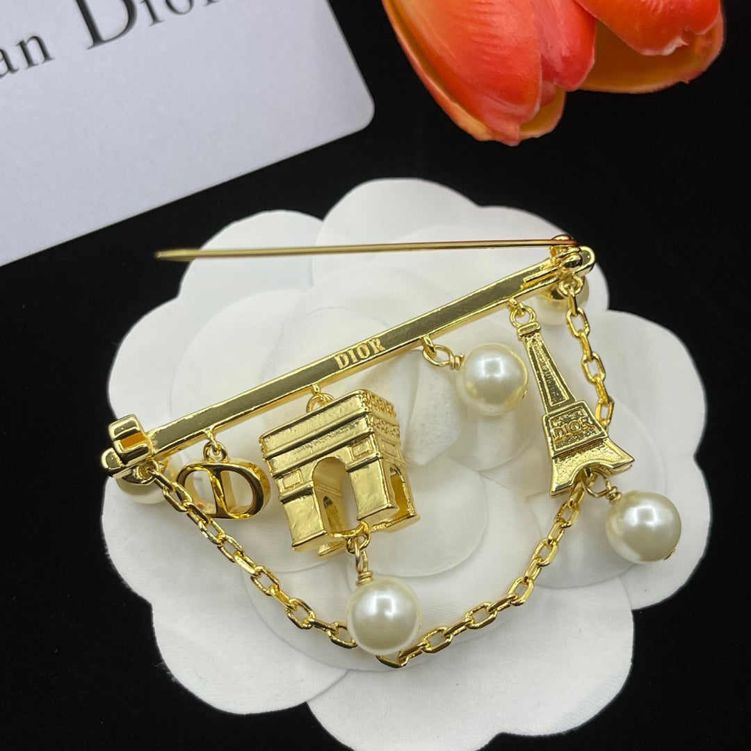 CD Brooch 182694