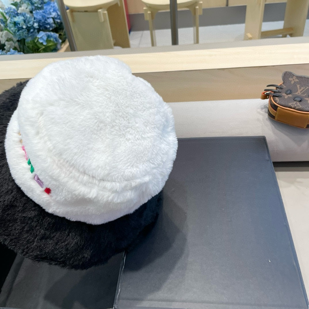 BUCKET HAT IN WHITE MIX BLACK LAMB FUR 430218