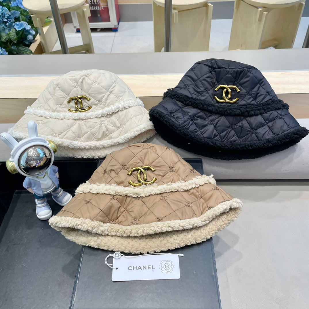 BUCKET HAT IN WHITE LAMB WOOL AND THICK COTTON 431685