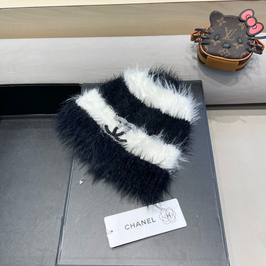 BUCKET HAT IN WHITE MIX BLACK PLUSH AND WOOL 433424