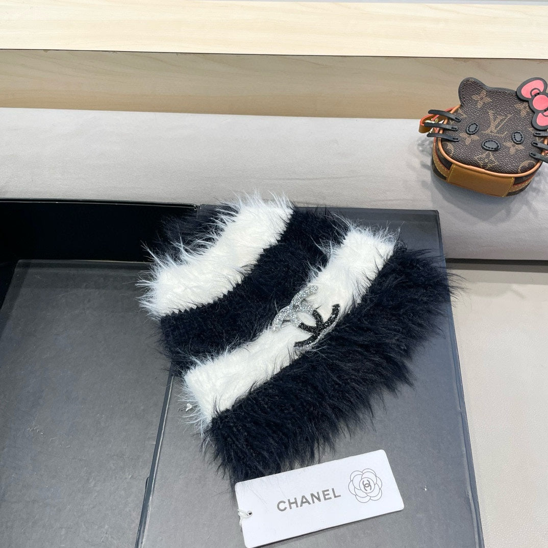 BUCKET HAT IN WHITE MIX BLACK PLUSH AND WOOL 433424