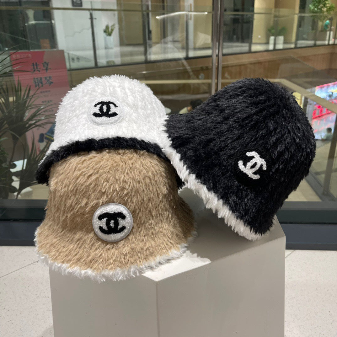 BUCKET HAT IN BLACK MIX WHITE LAMB FUR 420892