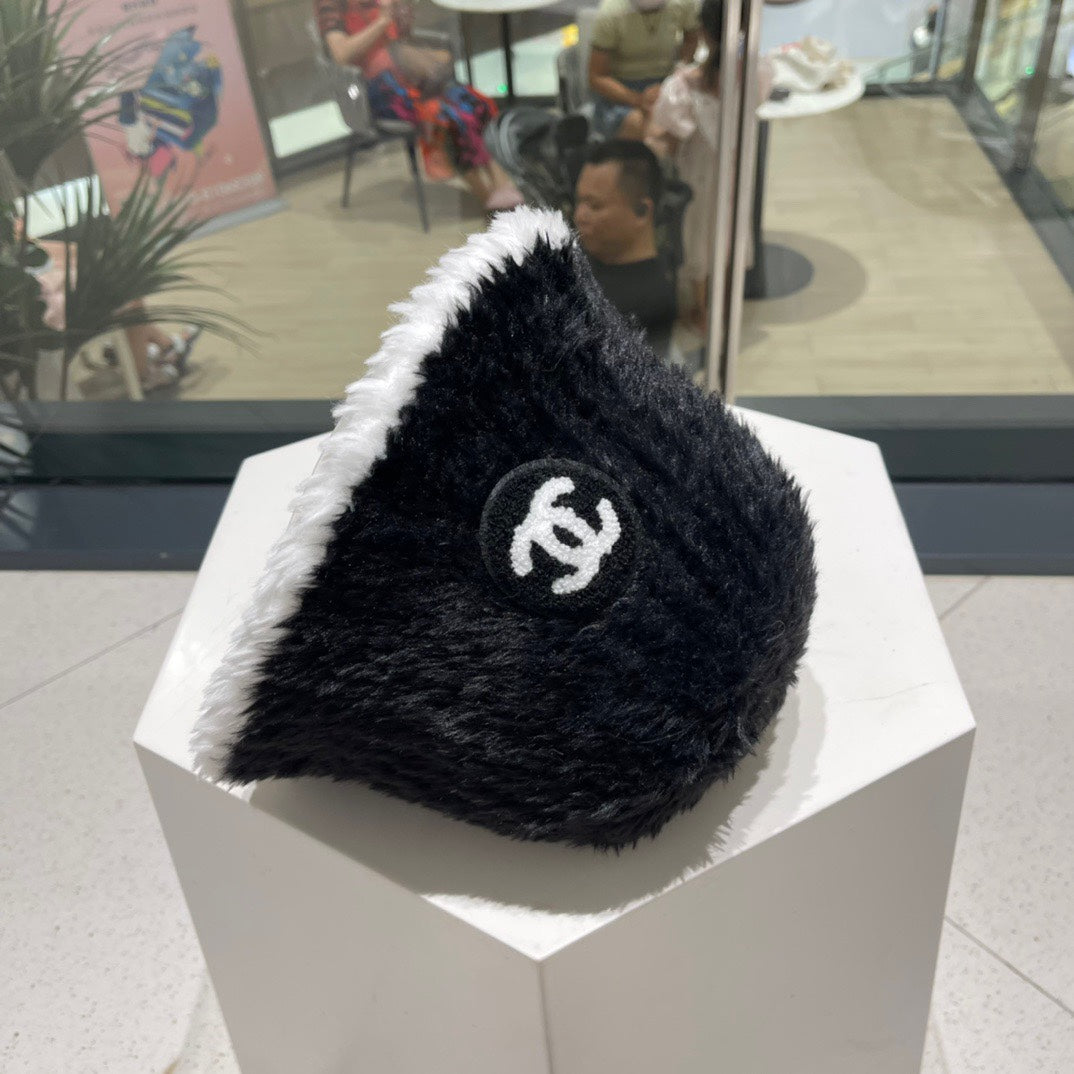 BUCKET HAT IN BLACK MIX WHITE LAMB FUR 420892