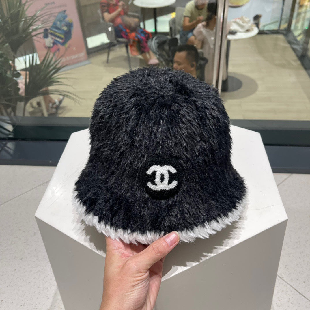 BUCKET HAT IN BLACK MIX WHITE LAMB FUR 420892